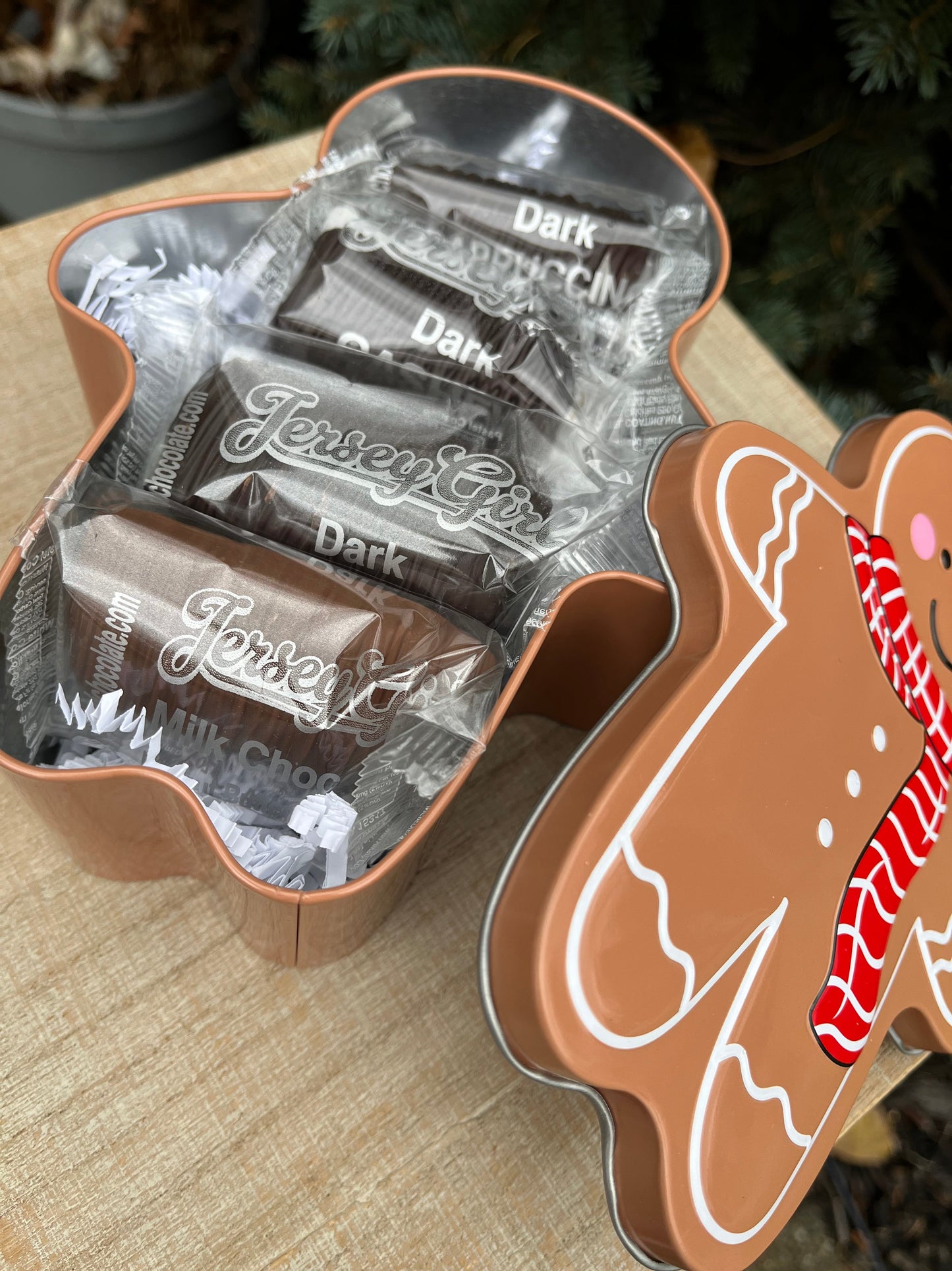 Medium Gingerbread Four Bite Tin